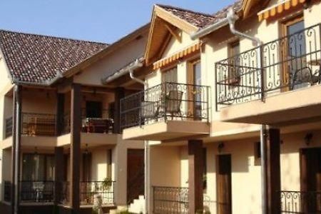 Mediterran Apartman Es Vendeghaz Хайдусобосло Экстерьер фото