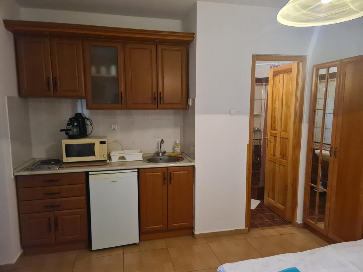 Mediterran Apartman Es Vendeghaz Хайдусобосло Экстерьер фото